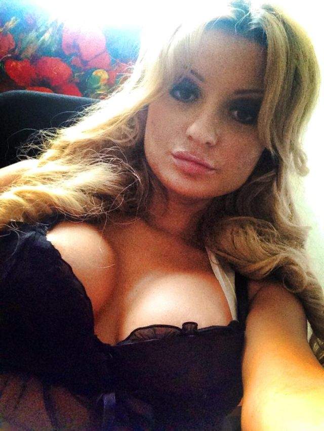 Machiată pare păpuşică, însă nemachiată lasă de dorit. Uite cum arată o bombă sexy de la noi fără strop de machiaj