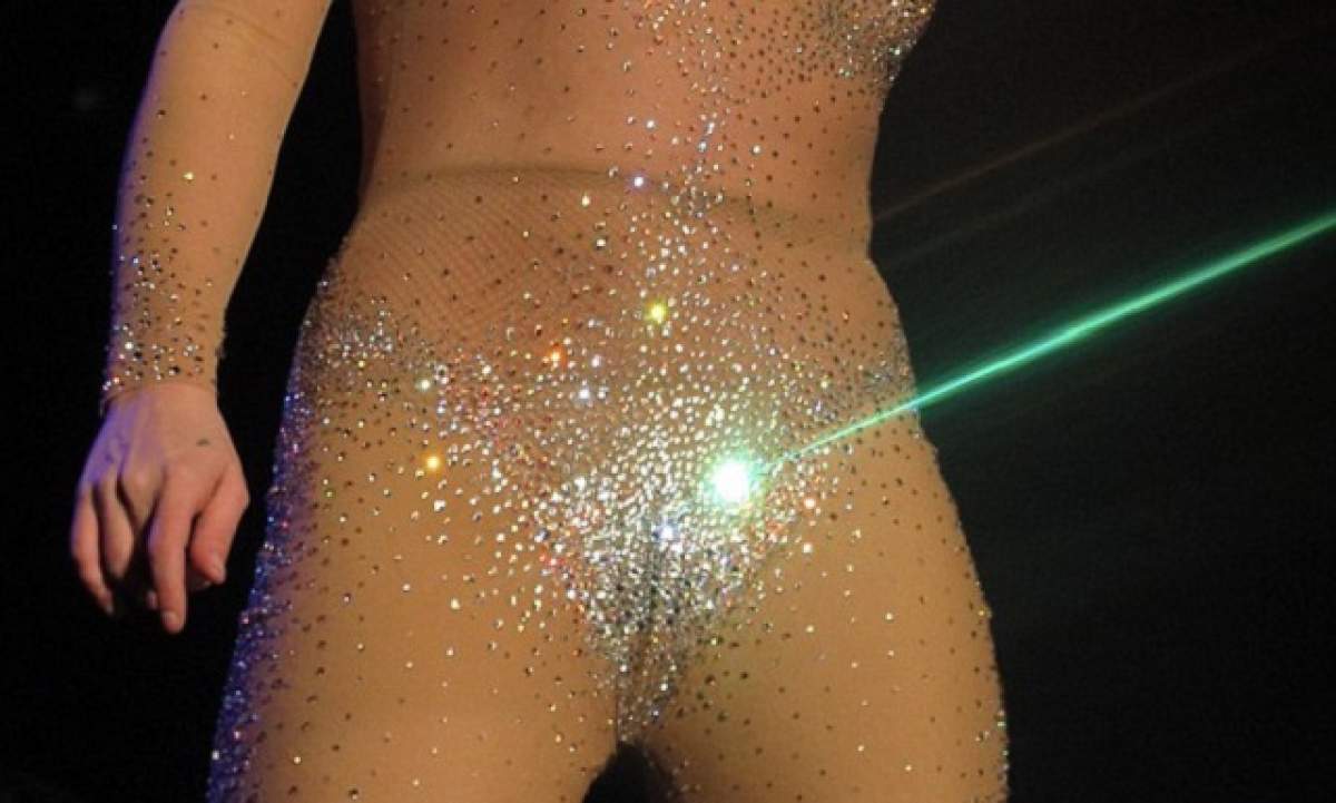Show XXX! Britney Spears a scos biciul şi-a făcut un dans erotic, cu zonele intime în lumina laserului