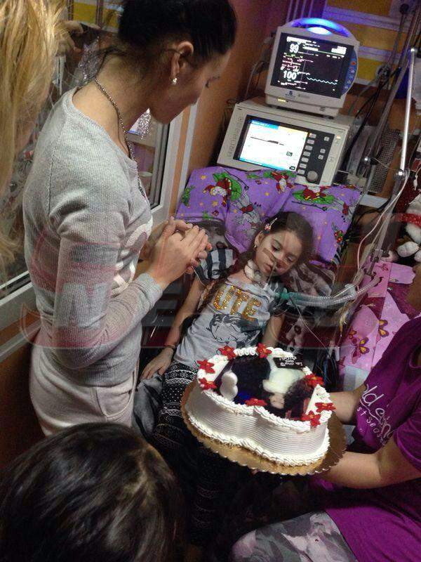Micuţa Aida, fetiţa diagnosticată cu mielită la numai opt ani, şi-a serbat ziua de naştere în spital
