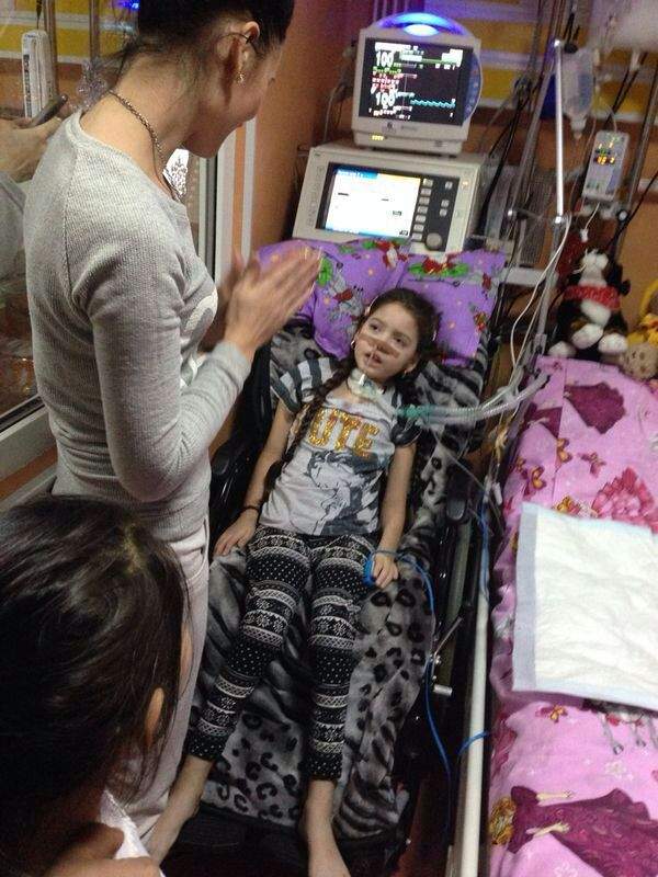 Micuţa Aida, fetiţa diagnosticată cu mielită la numai opt ani, şi-a serbat ziua de naştere în spital