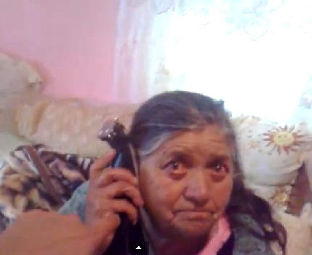 VIDEO A ajuns de râsul nepoţilor! O bătrână e luată la mişto şi pusă să vorbească la "mobilul" de ras! Imaginile sunt funny, dar chiar poţi să râzi?