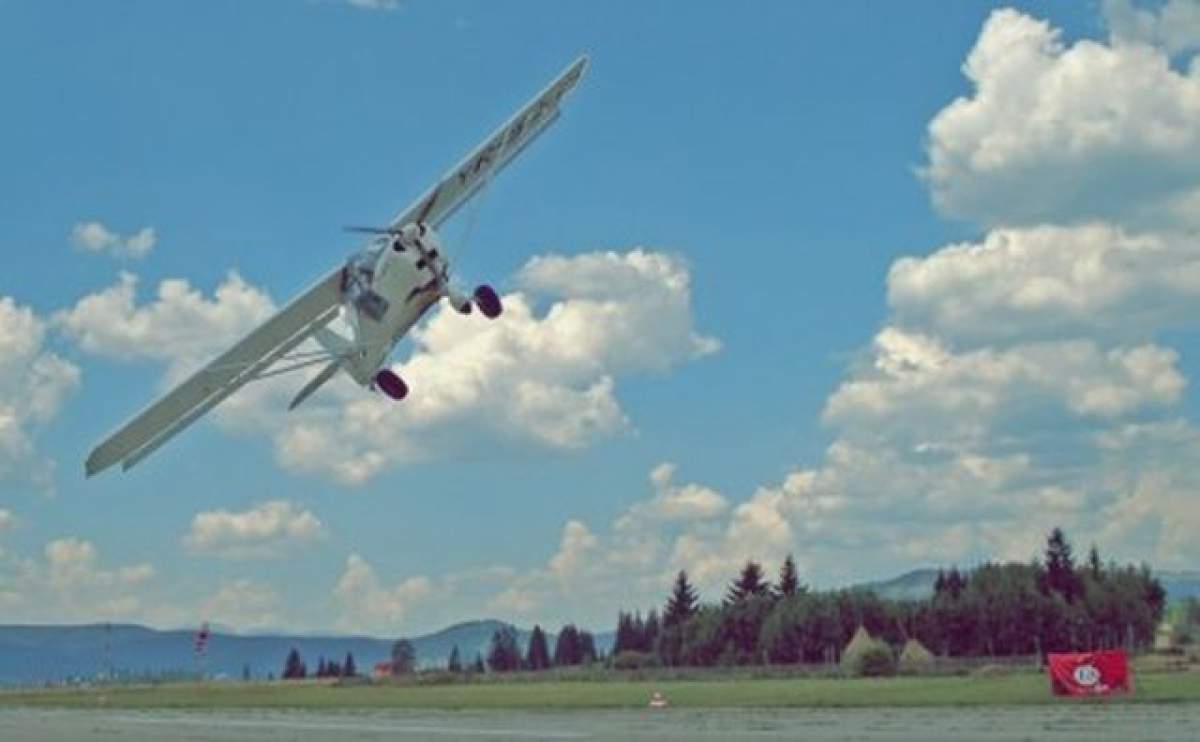 Caz de neimaginat! Un avion s-a prăbuşit pe o stradă din România