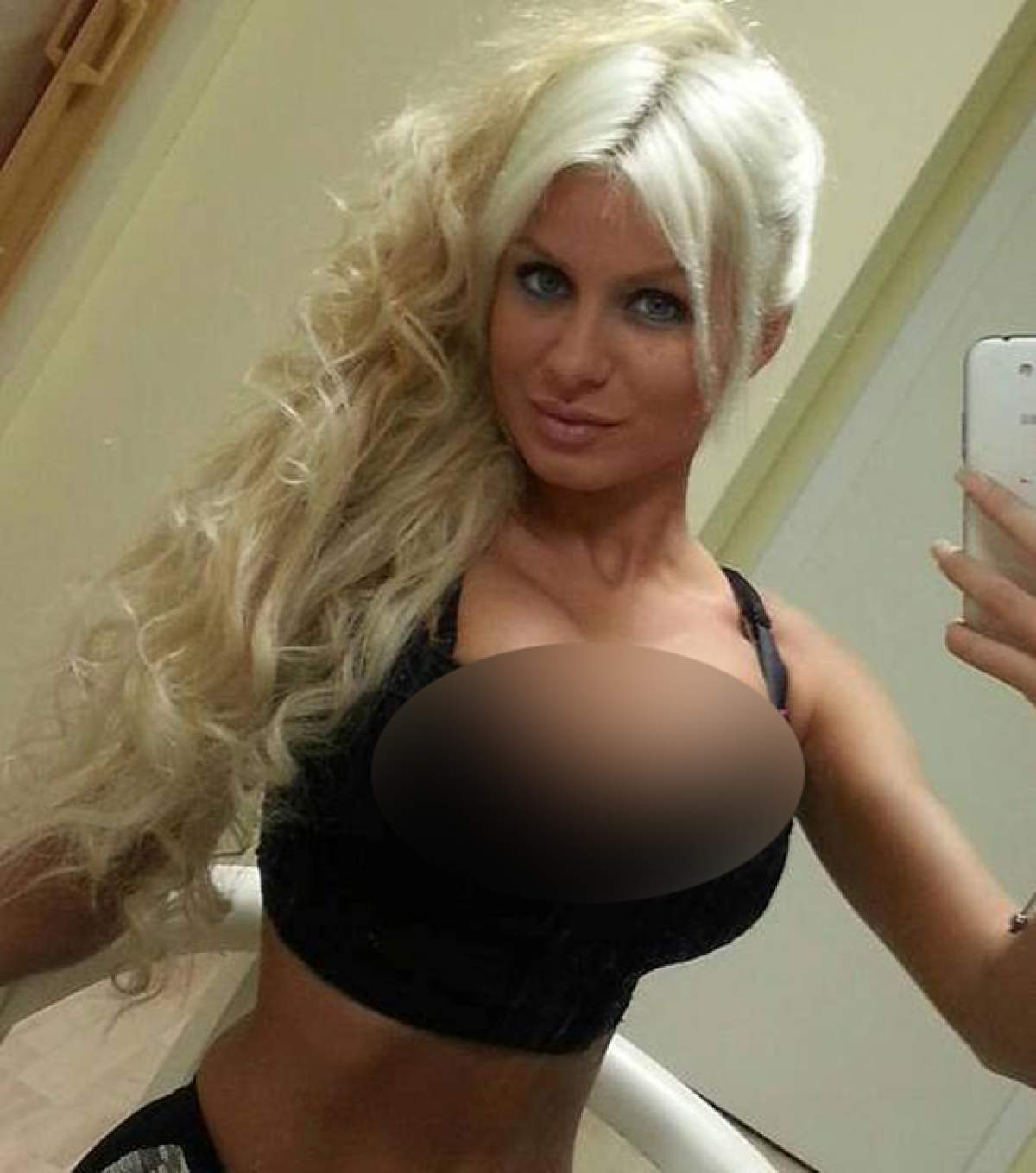 "Viespea" arată tot! Blonda apare pe site-urile de socializare cu sfârcurile şi cu... la vedere