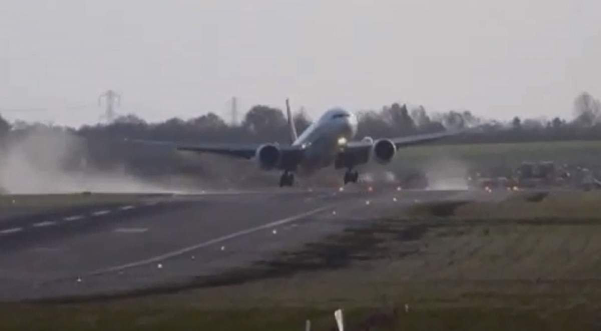 VIDEO Şocant! Două avioane au fost la un pas să fie spulberate de vântul extrem de puternic