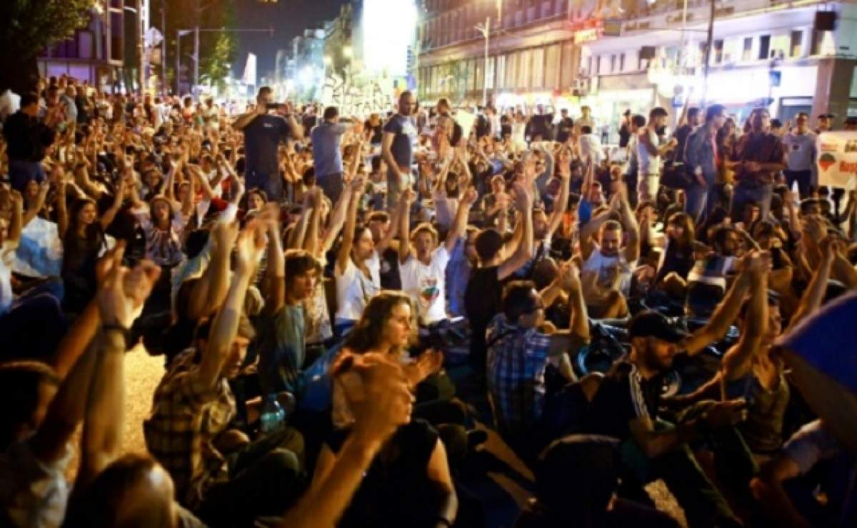 Proteste violente în Capitală! Manifestanţii s-au îmbrâncit cu jandarmii