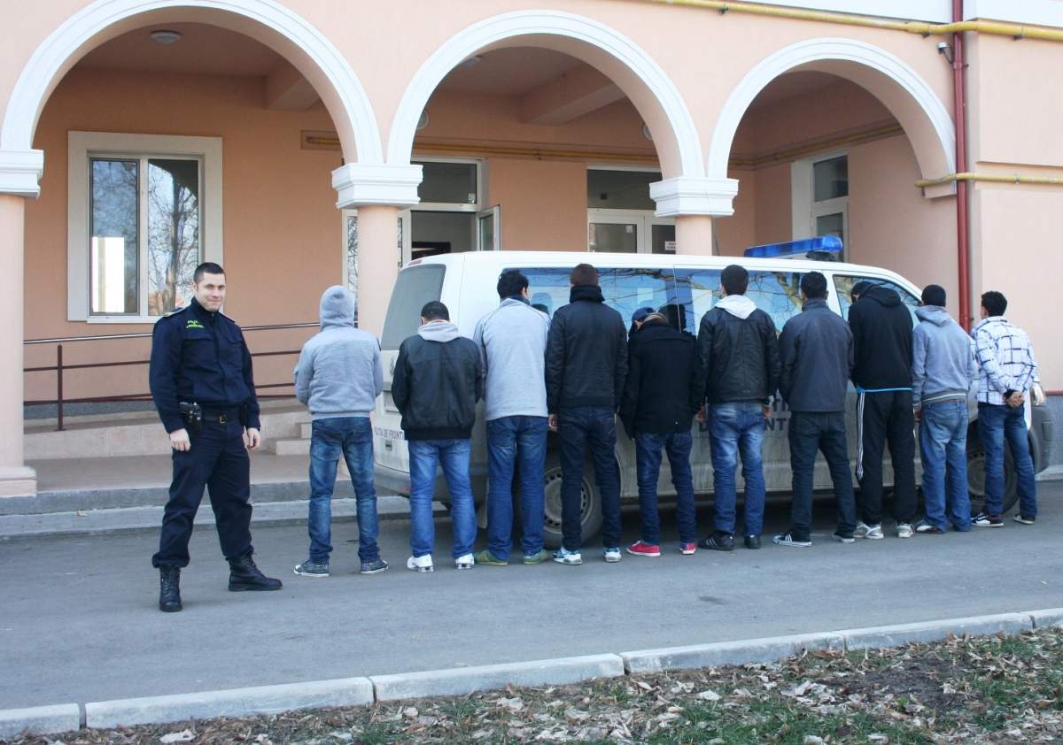 Unii îi prind, alţii le dau drumul. Autorităţile române se joacă de-a baba oarba cu migranţii!