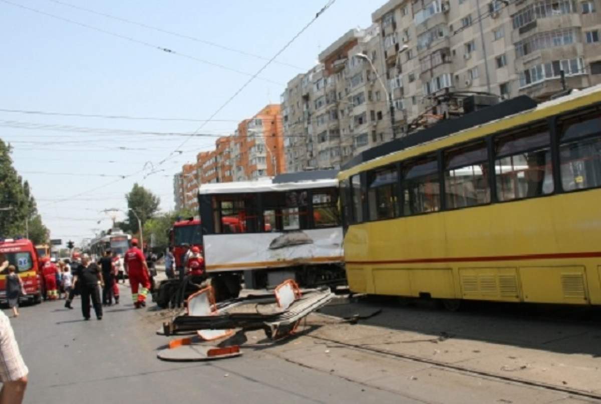 VIDEO Două tramvaie s-au ciocnit în urmă cu puţin timp! Şapte persoane au fost rănite în urma accidentului