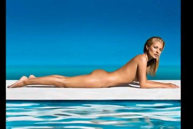 HOT la 39 de ani! Kate Moss, goală puşcă la piscină / VIDEO