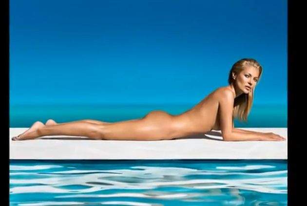 HOT la 39 de ani! Kate Moss, goală puşcă la piscină / VIDEO