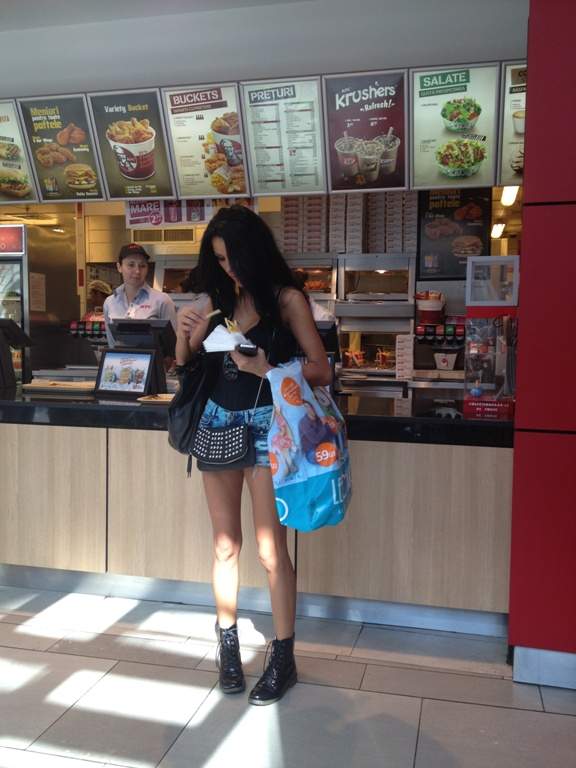 Daniela Crudu rupe fast-food-ul in doua si tot slaba e! Afla cum reuseste acest lucru!