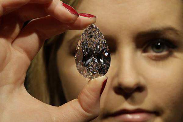 Nu îți va veni să crezi câți bani valorează acest diamant!