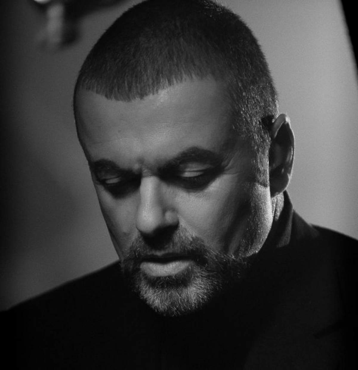 A văzut moartea cu ochii! George Michael, implicat într-un accident rutier. Care este starea cântăreţului