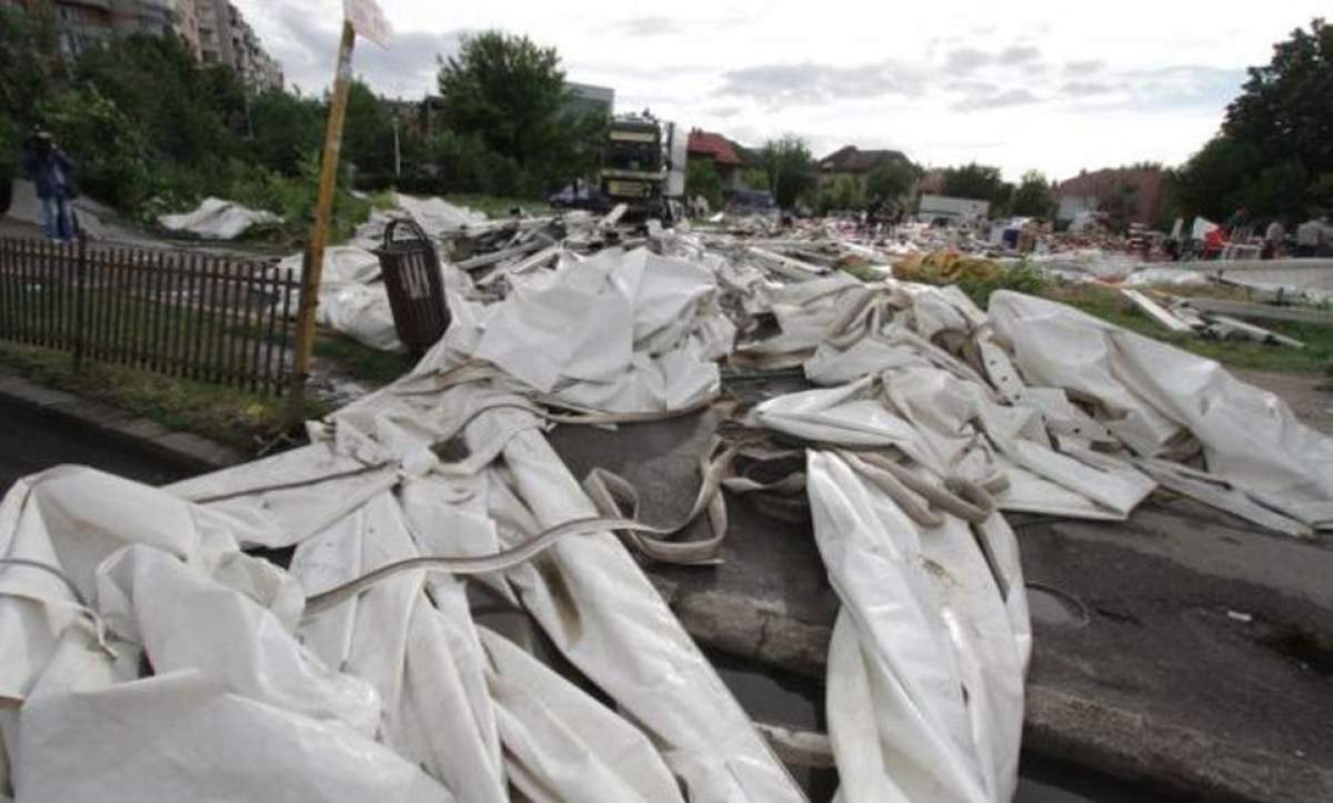 Vijelia a devastat Bucureştiul! Bilanţul: 18 persoane rănite, 140 de copaci şi 21 de construcţii afectate