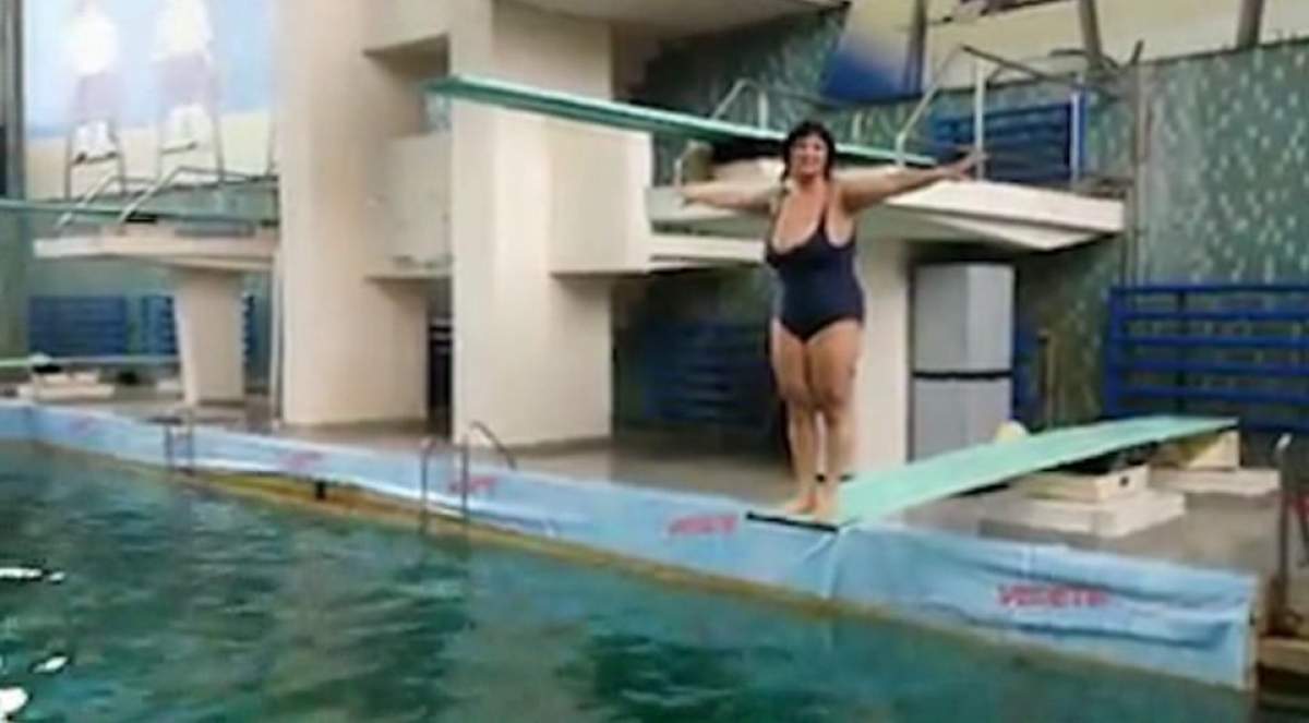 Spectacol de toată jena la piscină! Ozana Barabancea, cu sânii imenși p-afară, le cântă dușmanilor. Ce le transmite celor care au făcut-o "balenă eșuată"