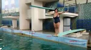 Spectacol de toată jena la piscină! Ozana Barabancea, cu sânii imenși p-afară, le cântă dușmanilor. Ce le transmite celor care au făcut-o "balenă eșuată"