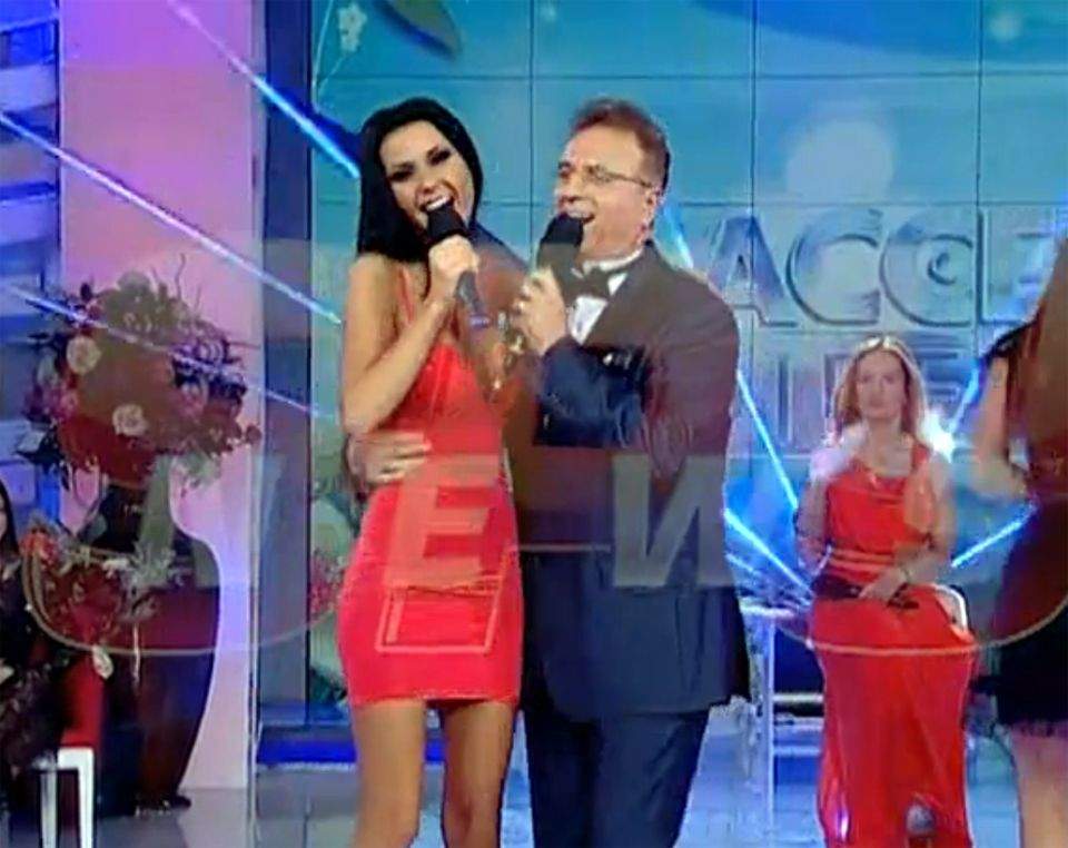 Pe Cruduţa o chinuie talentul! Ascult-o aici cum cântă o serenada "Felicita", alături de un cântăreţ celebru! / Video