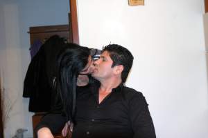 Nu îți va veni să crezi cu ce brunetă focoasă se sărută Ogică! Fotografii EXPLICITE