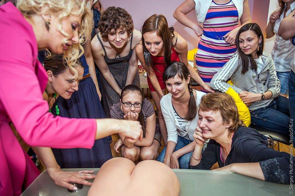 Am ajuns să o vedem şi p-asta! În Moldova se fac cursuri practice de sex oral! Ai merge la astfel de lecţii? / Foto
