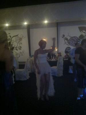Uite cum a fost la nunta Roxanei Marinescu. Nu a lipsit stripteasul feminin, iar cheful s-a transformat în dezmăţ. Imagini exclusive