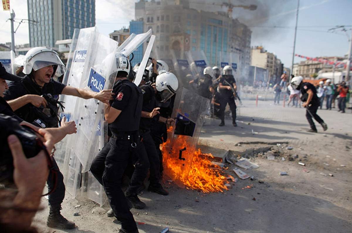 Violenţe extreme la Istanbul. Poliţia a intervenit în forţă