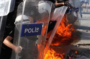 Violenţe extreme la Istanbul. Poliţia a intervenit în forţă