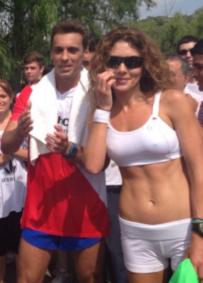 Carmen Brumă a încins minţile bărbaţilor, la „Marşul împotriva statului”. Vezi în ce ipostază sexy a fost pozată!