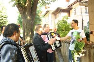 Galerie FOTO demenţială! Uite ce nebunie a fost ieri acasă la Zăvo! Mărculescu i-a cântat serenade în faţa casei!