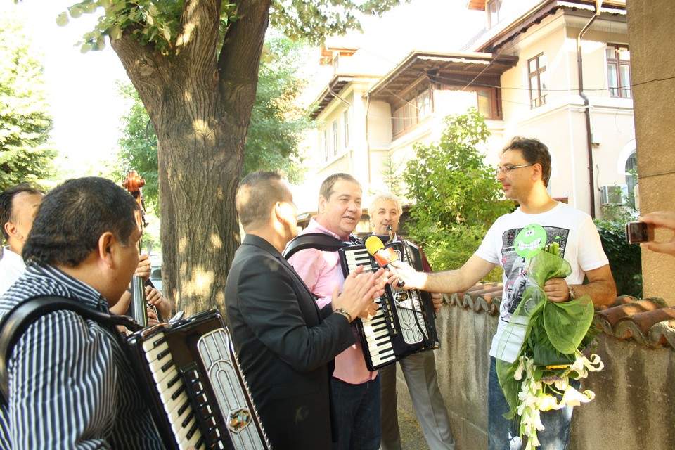 Galerie FOTO demenţială! Uite ce nebunie a fost ieri acasă la Zăvo! Mărculescu i-a cântat serenade în faţa casei!