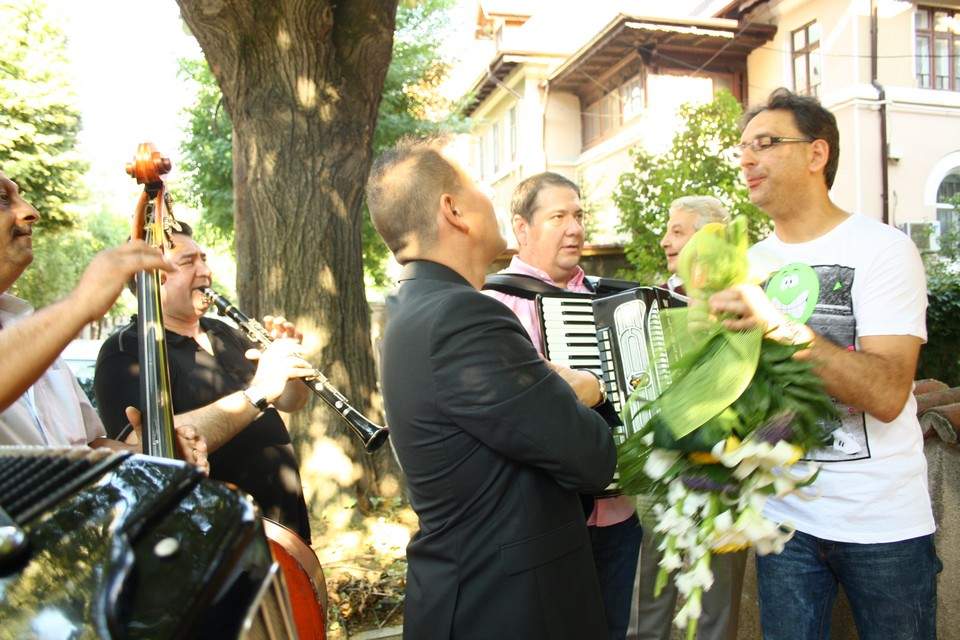 Galerie FOTO demenţială! Uite ce nebunie a fost ieri acasă la Zăvo! Mărculescu i-a cântat serenade în faţa casei!