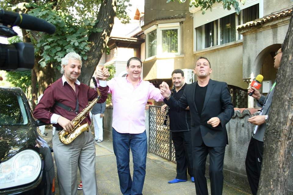 Galerie FOTO demenţială! Uite ce nebunie a fost ieri acasă la Zăvo! Mărculescu i-a cântat serenade în faţa casei!