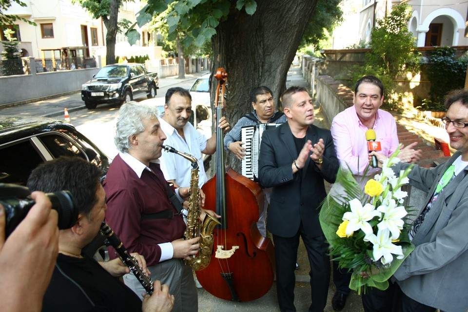 Galerie FOTO demenţială! Uite ce nebunie a fost ieri acasă la Zăvo! Mărculescu i-a cântat serenade în faţa casei!