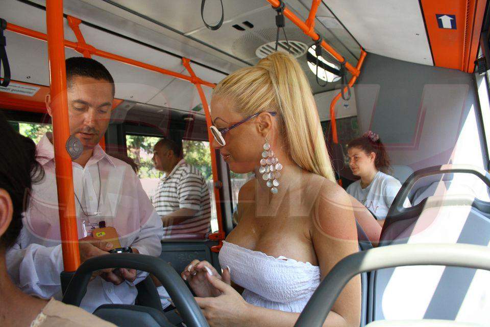 Bombă sexy în autobuz! Vezi cum a vrăjit Loredana Chivu un controlor!