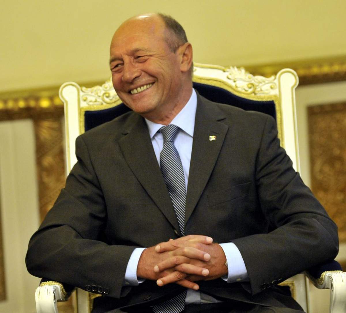 Gestul uluitor făcut de Traian Băsescu în faţa mai multor femei. Nu te-ai fi aşteptat să-şi mângâie această zonă
