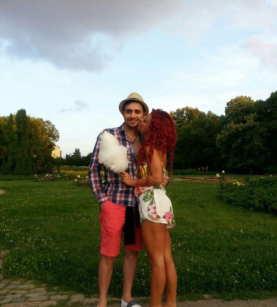 "Păcătoasa" Ana Maria Mocanu e cuplată cu un manelist! Uite cum arată tânărul căruia îi danseză lasciv în... poală!
