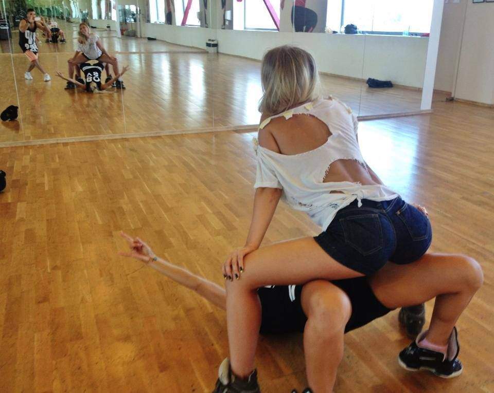 E sexy, obraznică şi călăreşte o... femeie! Imaginile cu care Corina şi-a făcut fanii să strige: "Eşti lesbiană?" / Galerie foto