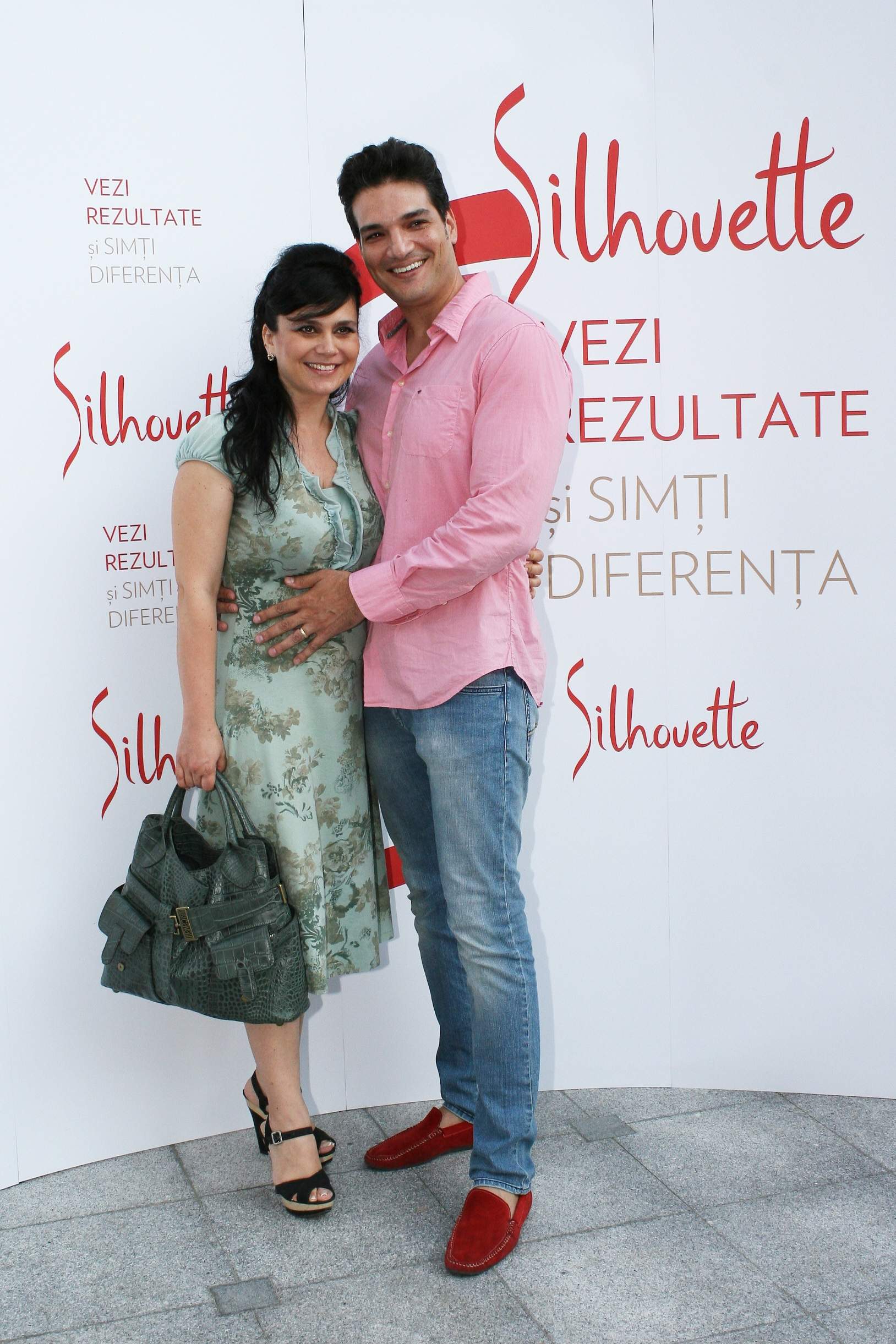 Luaţi-vă o cameră! Simona Bălănescu şi soţul ei s-au dat în spectacol în public / Foto