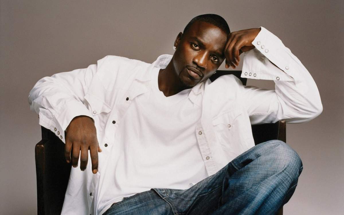 Fiţe de vedetă! Câţi bani a cerut Akon pentru a veni în România şi unde vrea să doarmă!