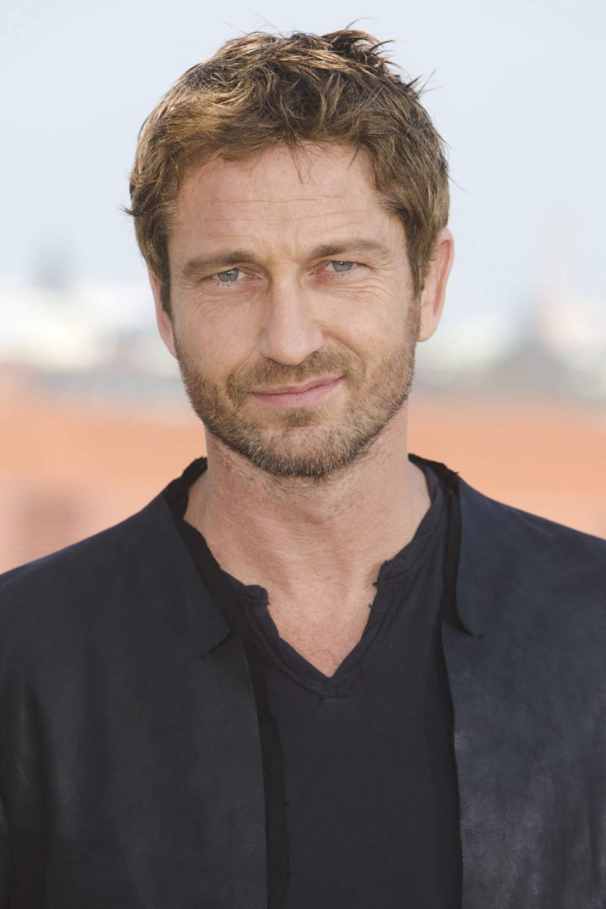 Gerard Butler a uitat-o deja pe Mădălina Ghenea! Actorul a fost surprins sărutându-se cu o bunăciune!