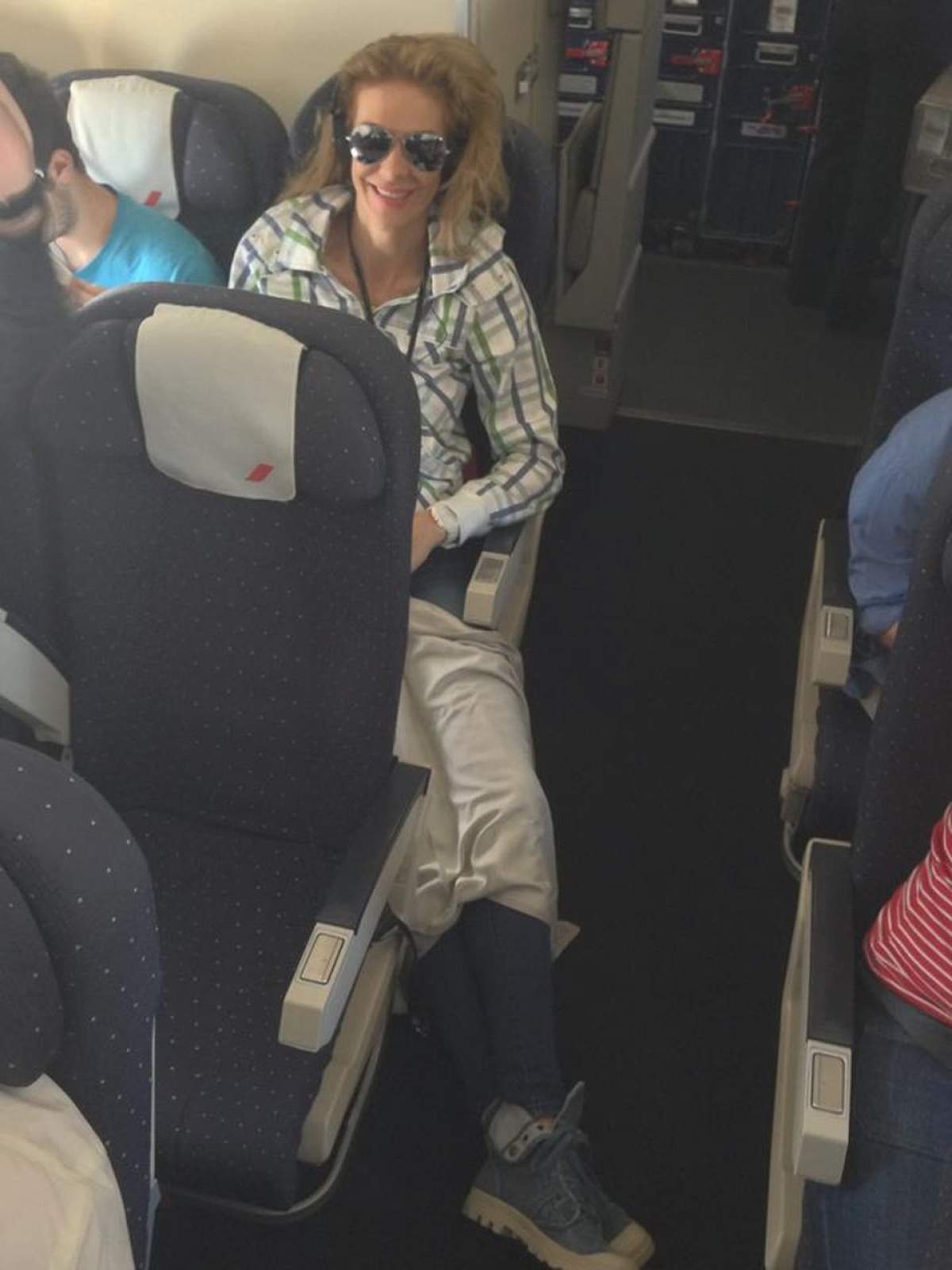 Roxana Ciuhulescu se chinuieşte  în avion. Nu îi încap picioarele!