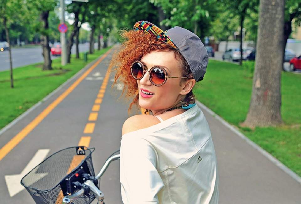 Carmen Negoiţă, fashionistă pe bicicletă! Iată ce haine ne recomandă pentru vacanţa de vară! Galerie Foto