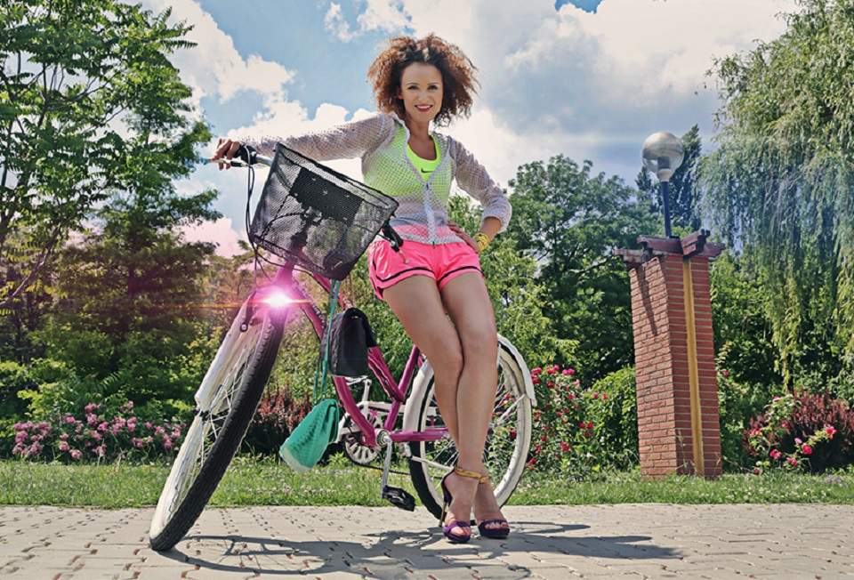 Carmen Negoiţă, fashionistă pe bicicletă! Iată ce haine ne recomandă pentru vacanţa de vară! Galerie Foto