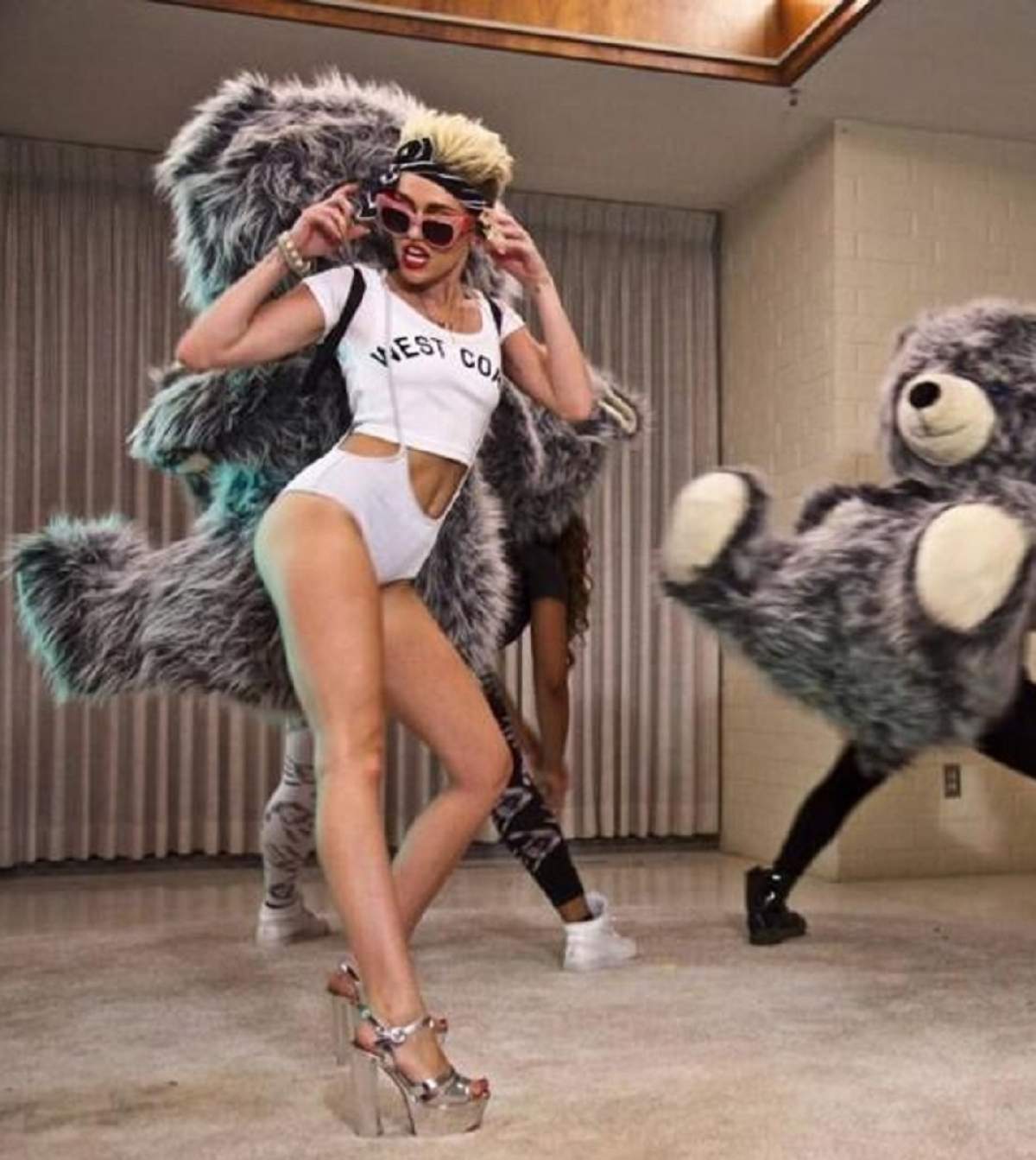 Sexy şi rea! Doar Miley Cyrus poate fi aşa! Vezi clipul "porno" cu care Hannah Montana îşi şochează fanii!