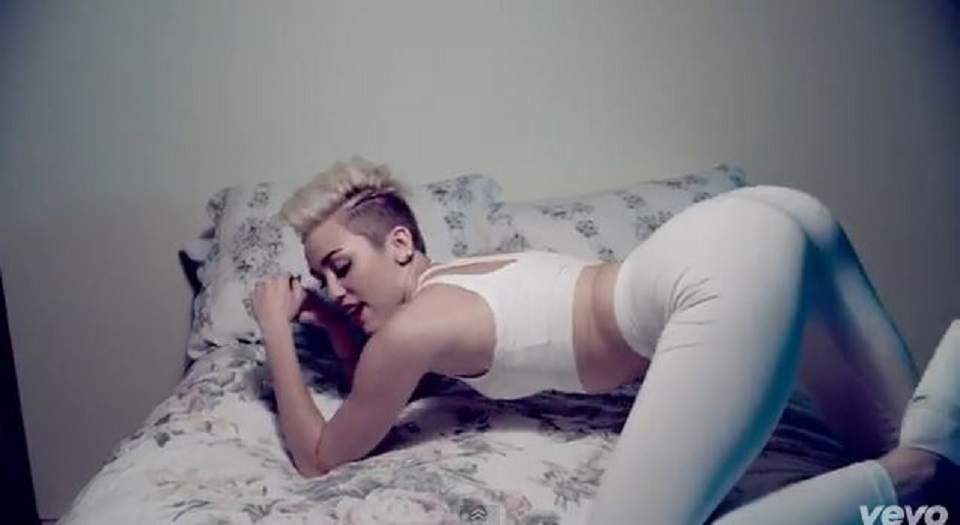 Sexy şi rea! Doar Miley Cyrus poate fi aşa! Vezi clipul "porno" cu care Hannah Montana îşi şochează fanii!