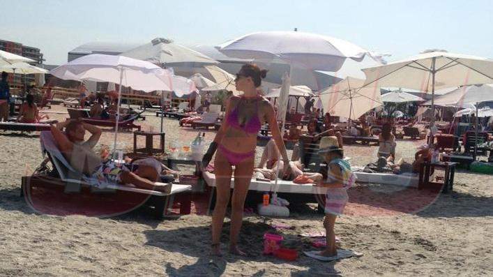 Roxana ex-Trident, la plajă, după bătaia încasată de la Oana Frigescu! Fosta cântăreaţă şi-a petrecut weekendul cu fiica ei!