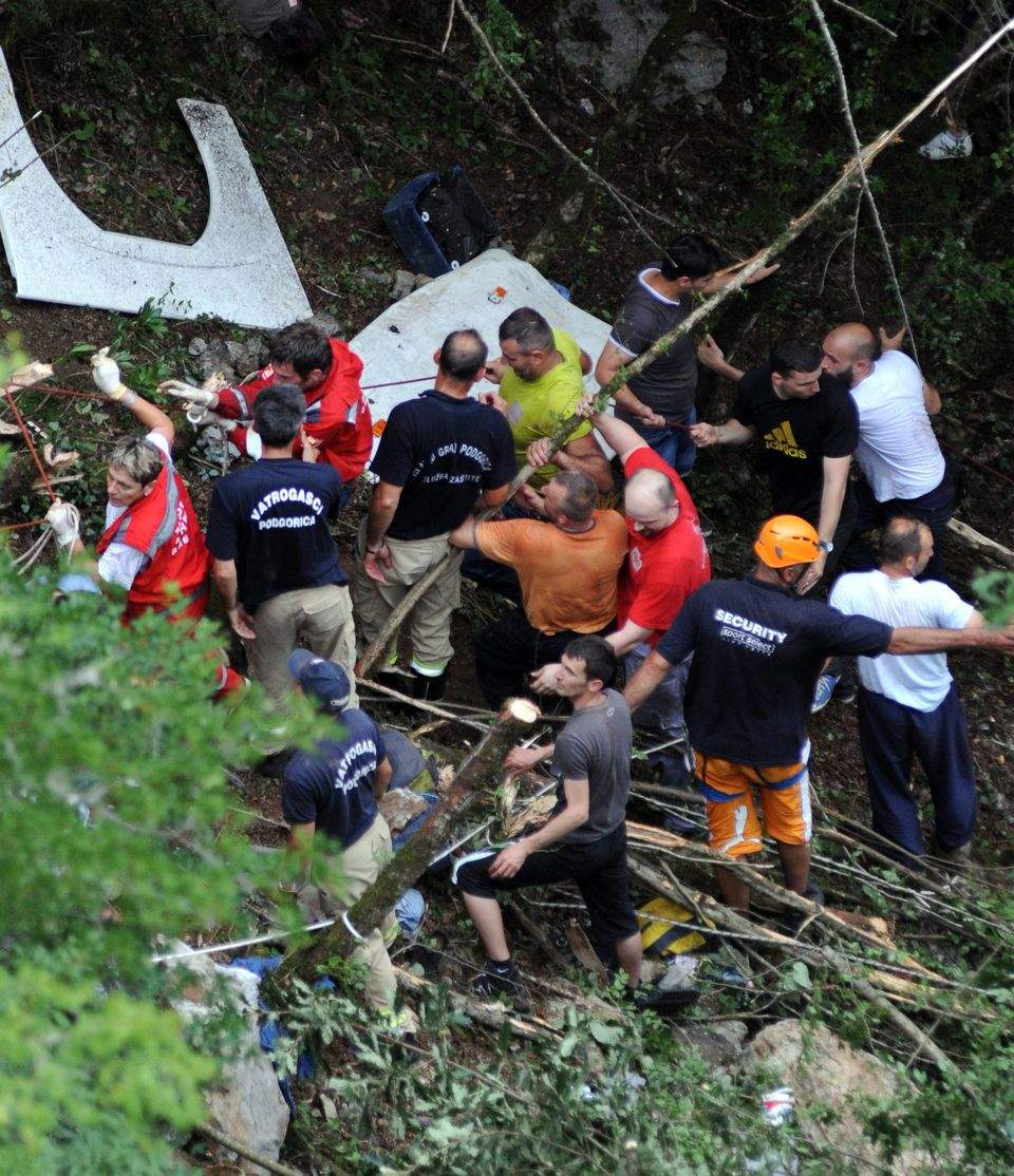 Tragedie în Muntenegru! Fotografii cutremurătoare de la accidentul în care 18 români au pierit. Atenţie, imaginile sunt şocante!  / Galerie foto