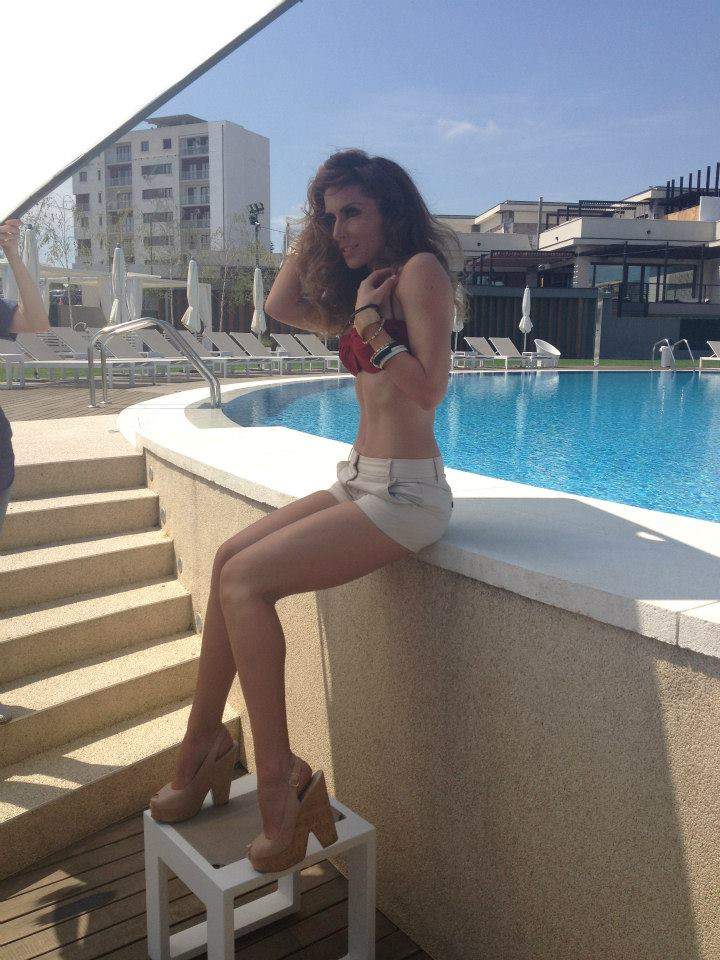 Badea, ce norocos eşti! Carmen Brumă, hot în costum de baie! Uite pe ce pune mâna Mirciulică în fiecare seară! / Galerie foto