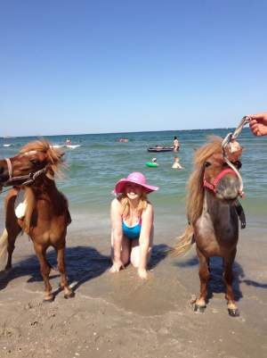 Imaginea verii pe o plajă de fiţe din Mamaia! "Ne călăreşte şi pe noi cineva?" Vezi ce blondă a spus asta!