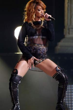 Rihanna, ce-ţi mai place cu degeţelul! Cântăreaţa, la un pas să aibă orgasm pe scenă / Foto