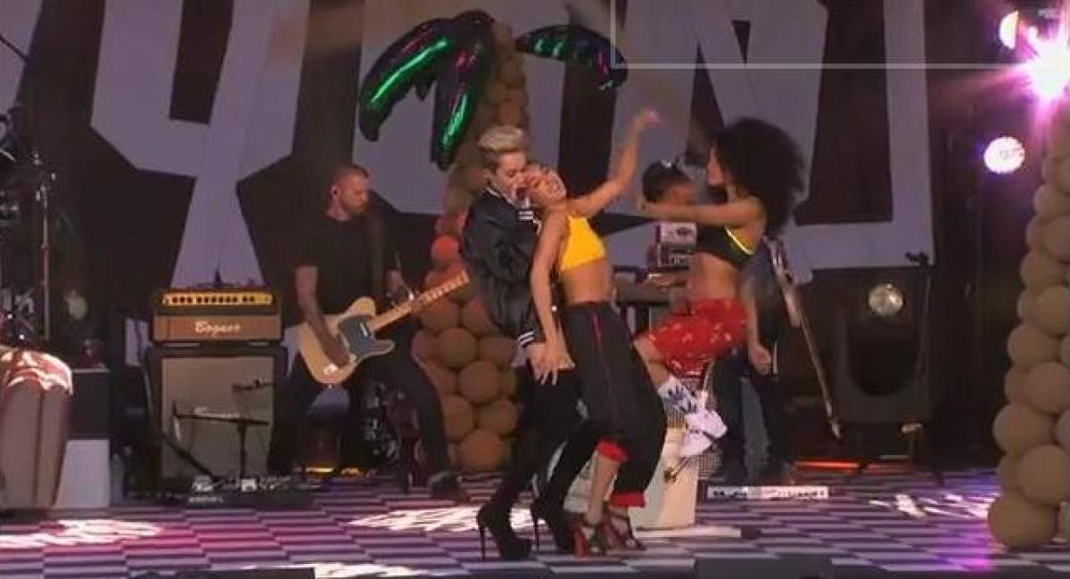 "Hannah Montana" se transformă din idolul copiilor în fantezia bărbaţilor! A oferit un adevărat show erotic pe scenă! / Video incendiar