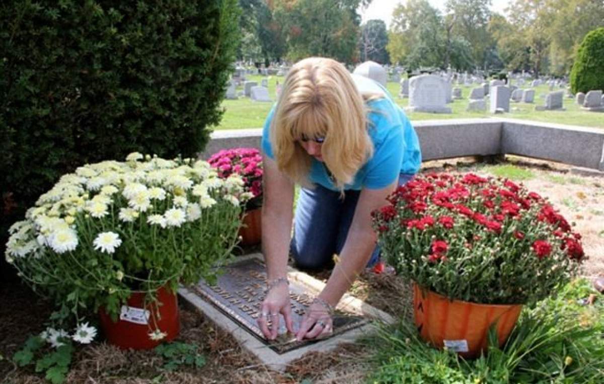 Unii sunt în stare de orice ca să-şi revadă rudele moarte! Iată ultima fiţă în pompe funebre!